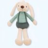 peluche-lapin-bebe-vetements-vert-1a-4 Peluche de lapin blanc avec un sourire amical, portant un haut rayé vert et bleu et un short bleu.