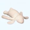 Un lapin en peluche blanc couché sur le dos avec les yeux fermés.