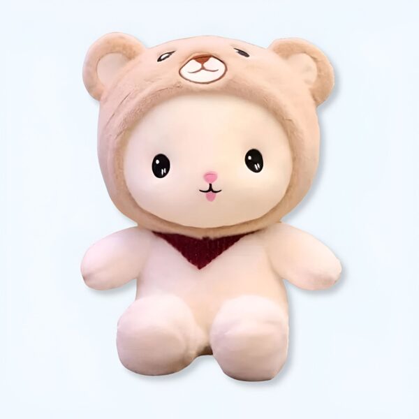 Un adorable ourson en peluche portant un chapeau d'ours et un écharpe rouge.