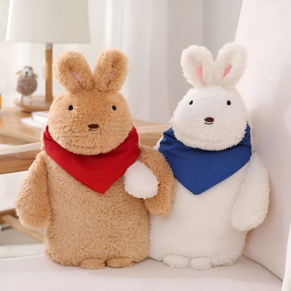 peluche-lapin-bouillotte-chauffante-brun-avec-noeud-rouge-4a-1 Deux peluches en forme de lapin, l'un brun avec un bandana rouge et l'autre blanc avec un bandana bleu.