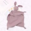 peluche-lapin-doudou-bebe-en-coton-et-mousseline-2a-2 Une couverture en mousseline rose avec un lapin en peluche.