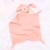 peluche-lapin-doudou-bebe-en-coton-et-mousseline-6a-3 Une couverture rose en mousseline pour bébé avec un lapin rose en peluche.