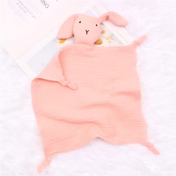 peluche-lapin-doudou-bebe-en-coton-et-mousseline-6a-3 Une couverture rose en mousseline pour bébé avec un lapin rose en peluche.