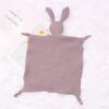 peluche-lapin-doudou-bebe-en-coton-et-mousseline-7a-2 Une couverture en mousseline de coton de couleur mauve avec des oreilles de lapin.