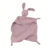 peluche-lapin-doudou-bebe-en-coton-et-mousseline-8a-1 Une couverture en coton de couleur rose avec une tête de lapin brodée.