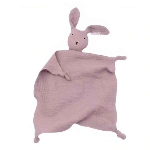 peluche-lapin-doudou-bebe-en-coton-et-mousseline-8a-1 Une couverture en coton de couleur rose avec une tête de lapin brodée.