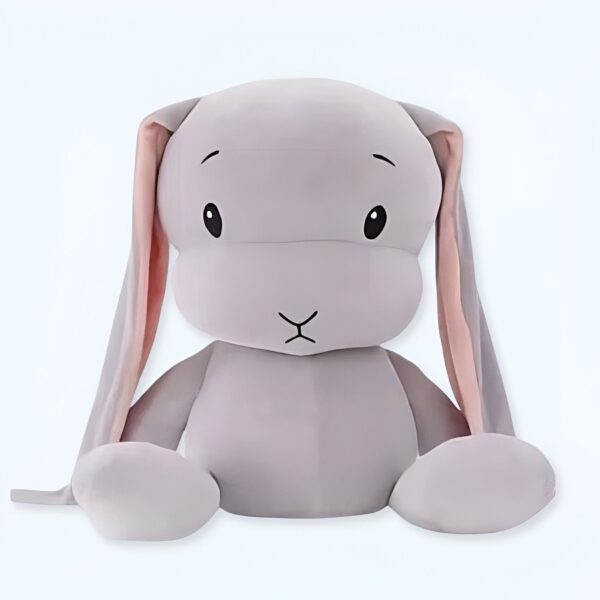 peluche-lapin-gris-bebe-jouet-doux-et-calin-1a-4 Un lapin en peluche gris avec de longues oreilles roses assis sur un fond blanc.