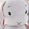 Gros lapin en peluche gris avec des oreilles roses et des yeux noirs.