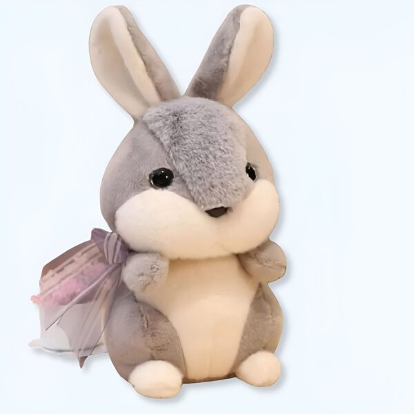 Un adorable lapin en peluche gris et blanc avec un noeud violet.