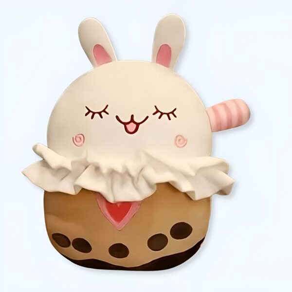 Un lapin en peluche avec un visage souriant et des yeux fermés, portant un chapeau de thé à bulles.