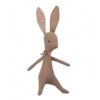 Un lapin en peluche brun avec des oreilles à motifs floraux et un ruban rose autour du cou.