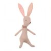 Un lapin en peluche rose avec des oreilles à motifs. Il porte un nœud rose autour du cou.