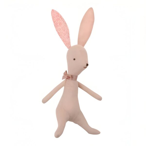 Un lapin en peluche rose avec des oreilles à motifs. Il porte un nœud rose autour du cou.