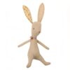 Un lapin en peluche beige avec des oreilles à motifs dorés et un nœud rose autour du cou.