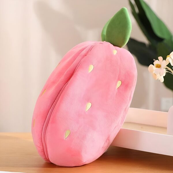 Sac à dos en forme de fraise rose en peluche avec des détails dorés. Parfait pour les enfants et les adolescents.