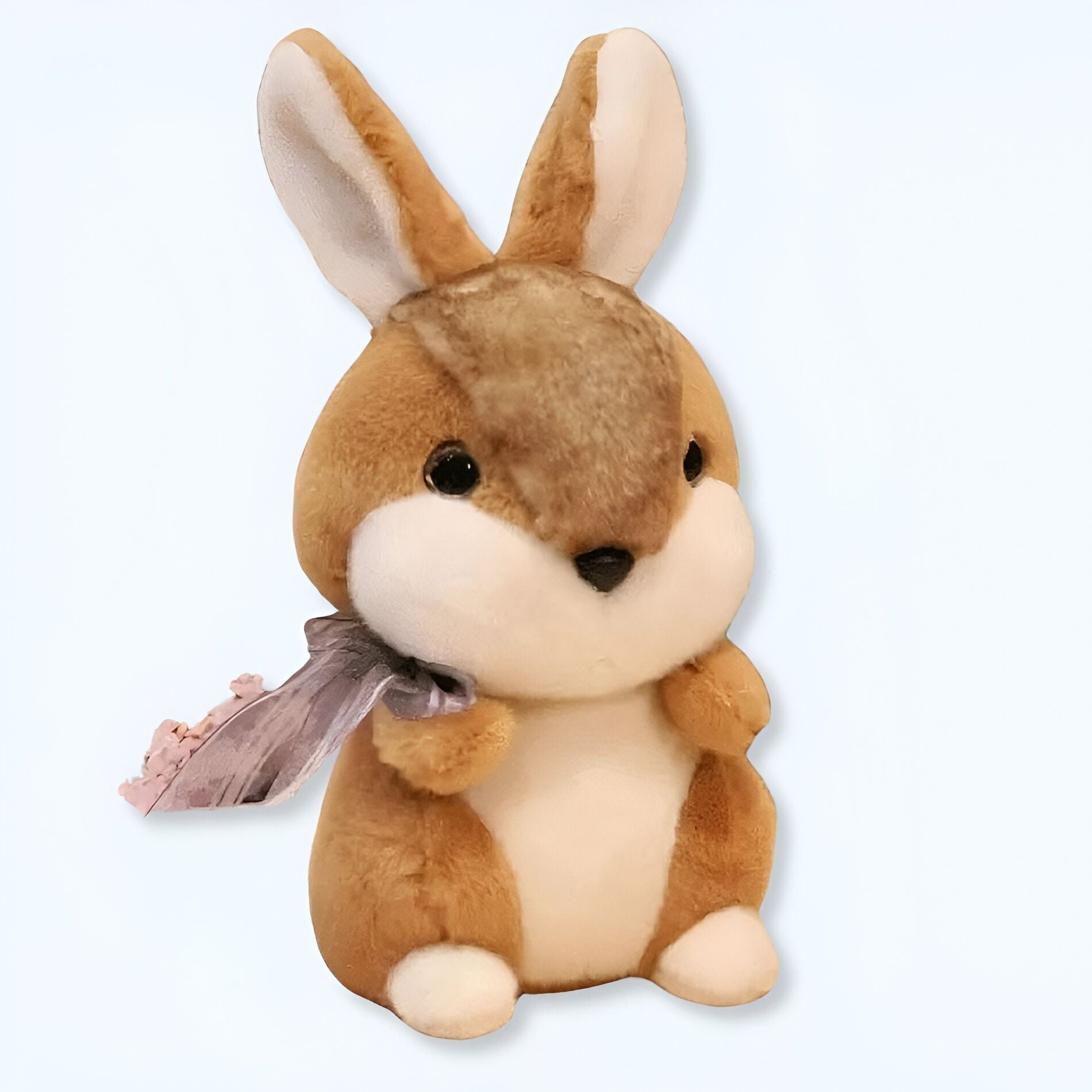 Conejito de peluche suave de color marrón con bufanda rosa.