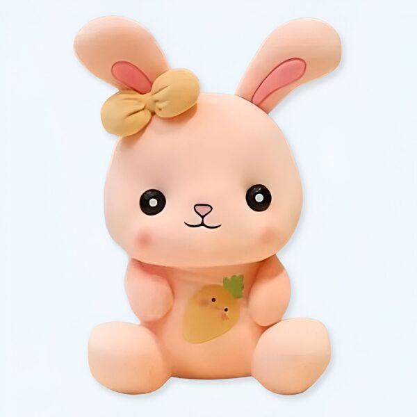 Un adorable lapin rose avec un nœud jaune, tenant une carotte dans ses pattes.