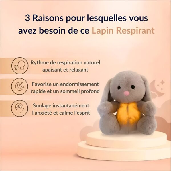 peluche-lapin-respirant-doudou-lumineux-apaisant-pour-sommeil-profond-3a-2 Lapin respirant en peluche gris avec une chemise jaune, 3 raisons pour lesquelles vous en avez besoin : respiration naturelle apaisante et relaxante, favorise un endormissement rapide et un sommeil profond, soulage instantanément l'anxiété et calme l'esprit.