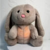 peluche-lapin-respirant-doudou-lumineux-apaisant-pour-sommeil-profond-5a-1 Une peluche de lapin gris avec un ventre rose et des yeux noirs.
