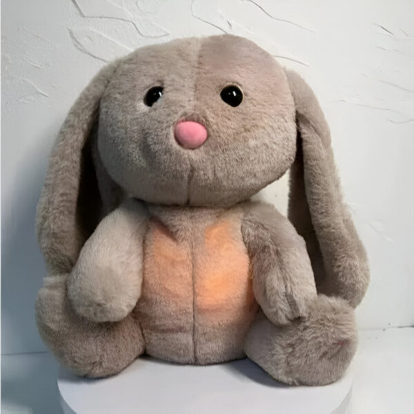 peluche-lapin-respirant-doudou-lumineux-apaisant-pour-sommeil-profond-5a-1 Une peluche de lapin gris avec un ventre rose et des yeux noirs.