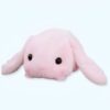 Un lapin rose en peluche avec de grands yeux noirs.
