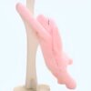 peluche-lapin-rose-geant-cadeau-parfait-pour-enfants-1a-4 Un lapin rose en peluche tenant une branche en bois.