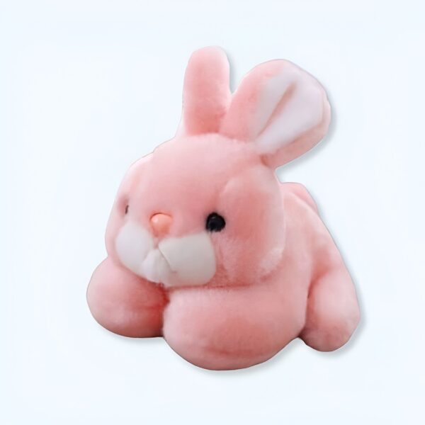 peluche-lapin-rose-tout-doux-1a-2 Un lapin rose en peluche avec de longues oreilles et un visage mignon.