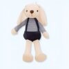 Peluche lapin blanc souriant portant un t-shirt rayé bleu et un short bleu. Parfait pour les bébés et les enfants.