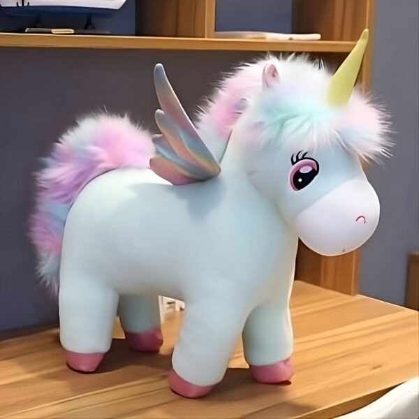 Une peluche de licorne verte et blanche avec des ailes arc-en-ciel et une crinière rose et bleue.