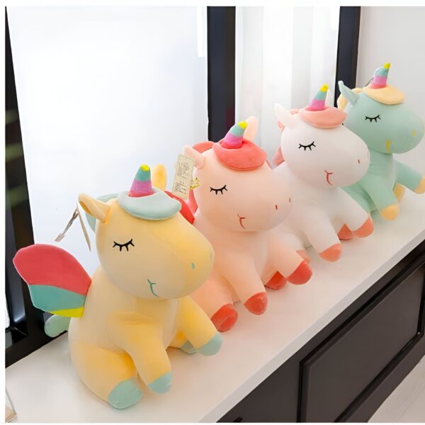 Quatre peluches en forme de licorne dans différentes couleurs, assises sur une étagère en bois. Les licornes ont des yeux fermés et des crinières colorées. Parfait pour les enfants et les collectionneurs.