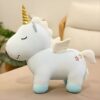 peluche-licorne-bleu-ailes-dorees-jouet-enfant-4a Une peluche de licorne blanche avec une corne dorée, des ailes et une queue. Elle est debout sur un fond beige.
