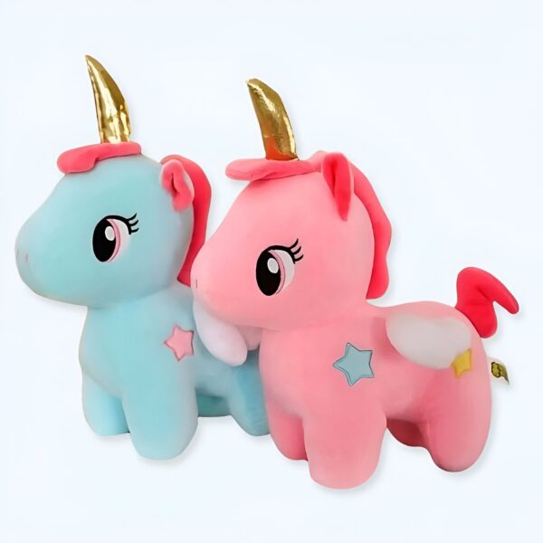 Deux licornes en peluche, l'une bleue et l'autre rose, avec des ailes et des étoiles.