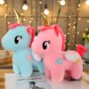 Deux peluches de licorne, une bleue et une rose, avec des ailes et une étoile sur leur flanc.