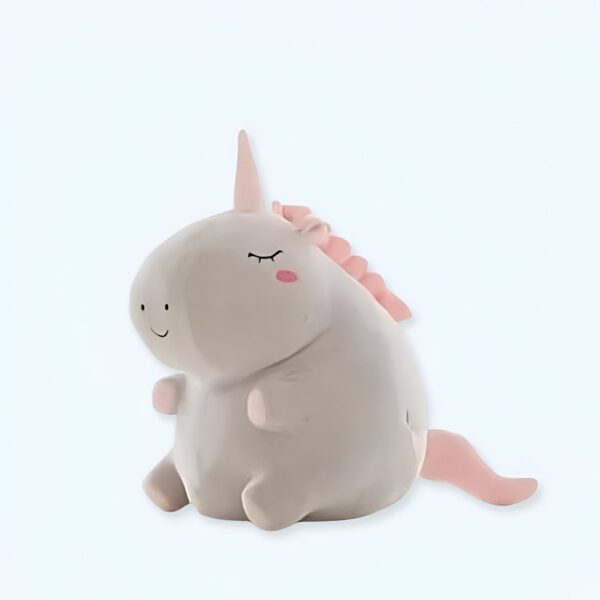 Une figurine de licorne en peluche grise avec une crinière et une queue roses.