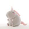 peluche-licorne-grise-25cm-jouet-enfant-fille-2a-2 Une peluche de licorne grise avec une crinière rose et une queue rose, les yeux fermés et un sourire.