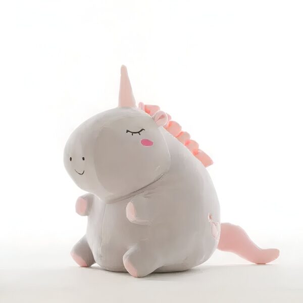 peluche-licorne-grise-25cm-jouet-enfant-fille-2a-2 Une peluche de licorne grise avec une crinière rose et une queue rose, les yeux fermés et un sourire.