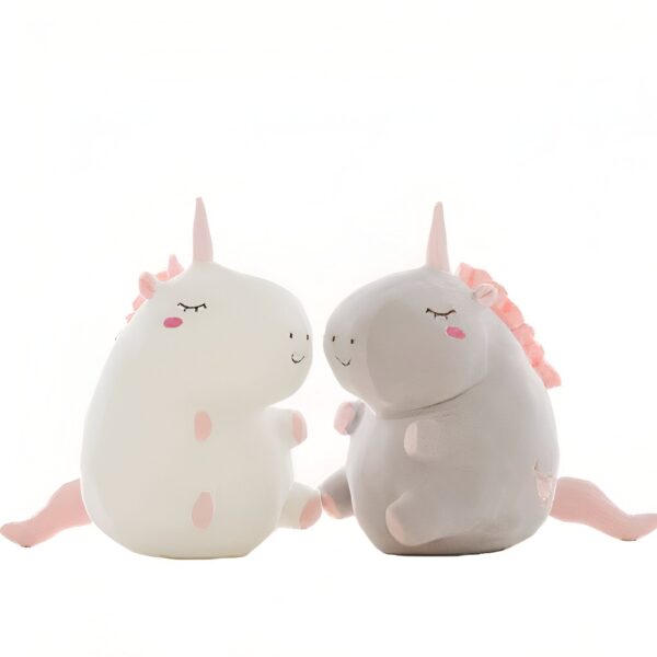 peluche-licorne-grise-25cm-jouet-enfant-fille-3a-2 Deux licornes en peluche, une blanche et une grise, se font face. Elles ont des yeux fermés et un sourire amical. Elles sont parfaites pour les enfants.