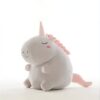 peluche-licorne-grise-25cm-jouet-enfant-fille-4a-2 Une peluche de licorne grise avec une crinière et une queue roses. La licorne a les yeux fermés et un sourire.
