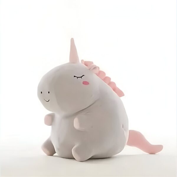peluche-licorne-grise-25cm-jouet-enfant-fille-4a-2 Une peluche de licorne grise avec une crinière et une queue roses. La licorne a les yeux fermés et un sourire.