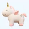 Une peluche de licorne blanche avec des ailes roses, une corne dorée et une étoile sur le derrière.
