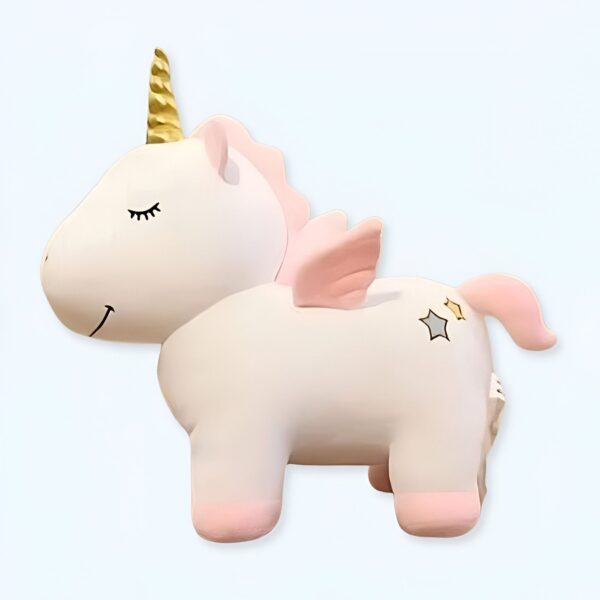 Une peluche de licorne blanche avec des ailes roses, une corne dorée et une étoile sur le derrière.