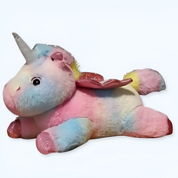 Une licorne en peluche rose, bleue et jaune avec des ailes dorées et brillantes.