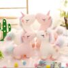 peluche-licorne-magique-douce-cadeau-enfant-3a-1 Quatre peluches de licornes roses et blanches avec des crinières et des queues arc-en-ciel se font face.