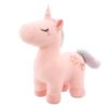 peluche-licorne-magique-douce-cadeau-enfant-7a-1 Une peluche rose de licorne avec une corne dorée, des yeux noirs et des fleurs jaunes sur la croupe.