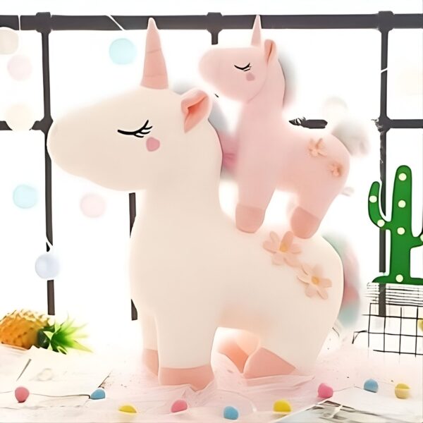 peluche-licorne-magique-douce-cadeau-enfant-8a-2 Deux licornes en peluche, une grande blanche avec des fleurs roses et une petite rose, se tiennent debout.