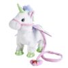 Une licorne en peluche blanche avec des ailes arc-en-ciel, une corne verte et une queue rose. Elle porte un collier rose et des sabots verts.