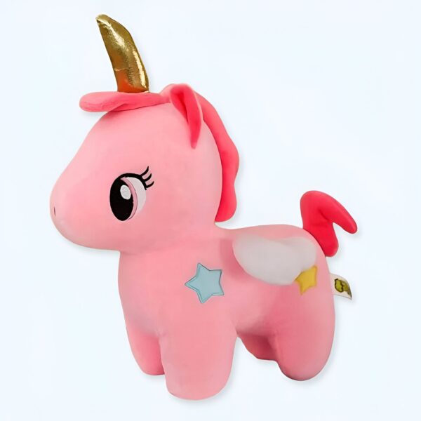 Une licorne en peluche rose avec une corne dorée, des ailes blanches et une étoile bleue sur le côté.