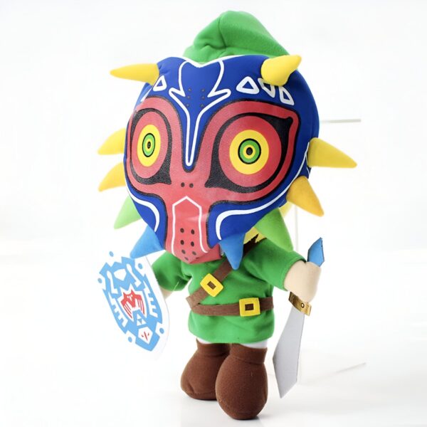 Peluche de Link portant le masque de Majora, un personnage du jeu vidéo The Legend of Zelda. Il tient un bouclier et une épée.