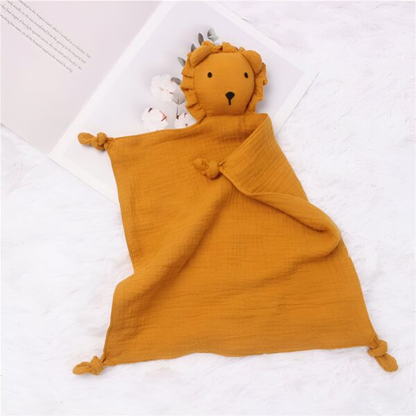 Une couverture douce en mousseline de coton jaune avec une tête de lion attachée. Parfait pour les bébés et les tout-petits.