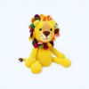 peluche-lion-tricote-colore-jouet-enfant-cadeau-unique-1a-1 Un lion en peluche jaune avec une crinière multicolore assis sur un fond blanc.